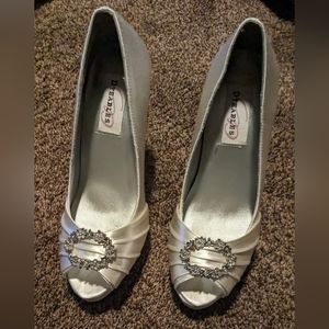 Dyeables Gianna White Satin 7 B New in Box